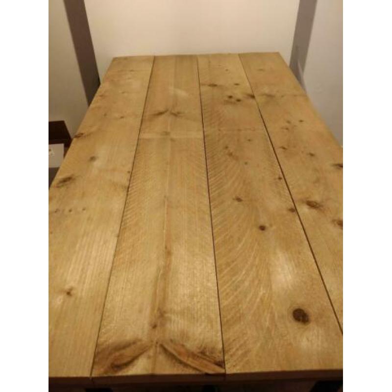 Mooie industriële eettafel
