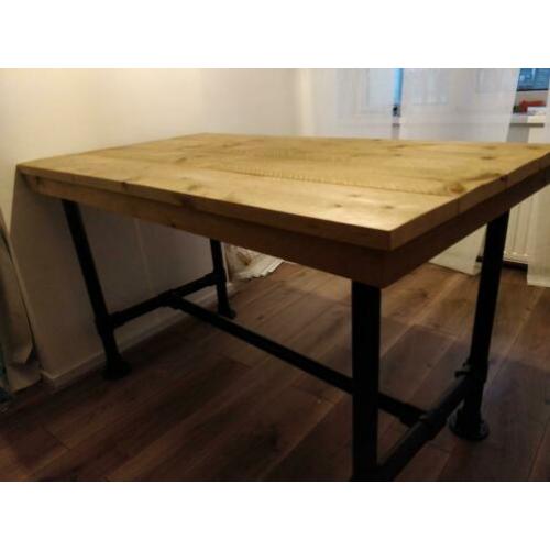 Mooie industriële eettafel