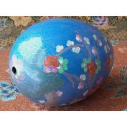 Prachtig groot oud Chinees cloisonne ei met bloesem 22,3 cm.