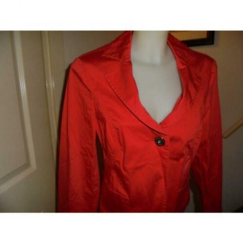 D4A Armani vuur rood jasje merk knoop label op de kraag D38
