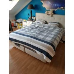 Zeer mooie boxspring 160 x 200 met achter-schutbord