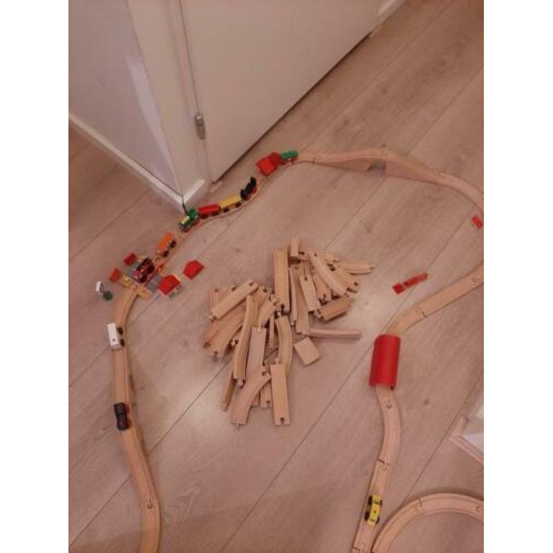 Houten treinbaan met treintjes en toebehoren