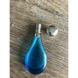 Liggend azuurblauw parfumflesje van geblazen glas