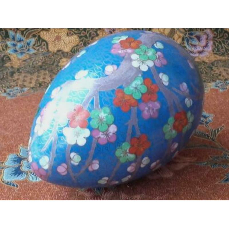 Prachtig groot oud Chinees cloisonne ei met bloesem 22,3 cm.