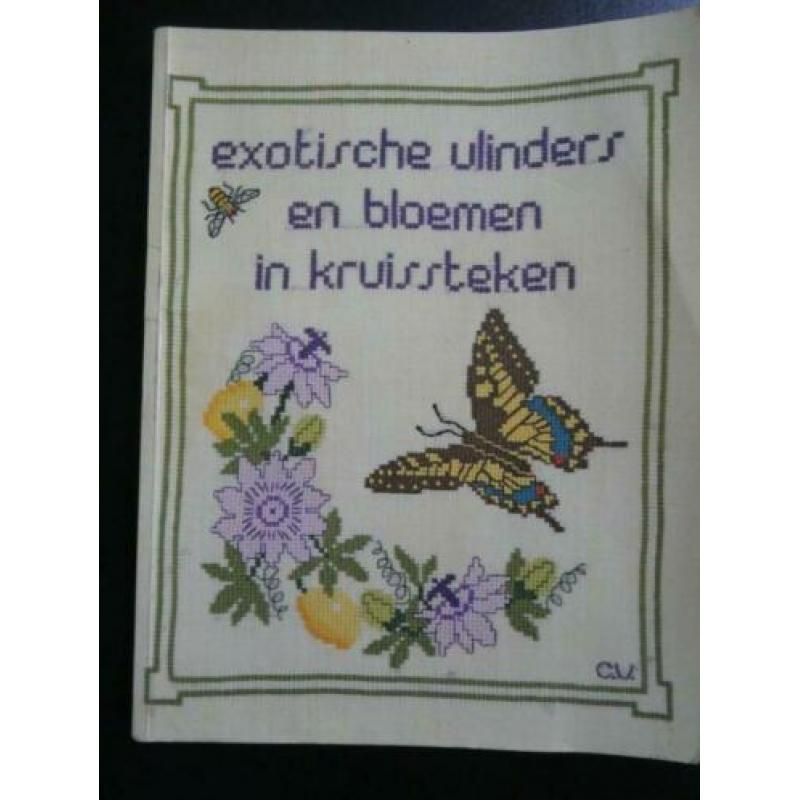 Exotische vlinders en bloemen in kruissteken