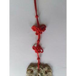 Lange Chinese hanher van Jade, met rood touw