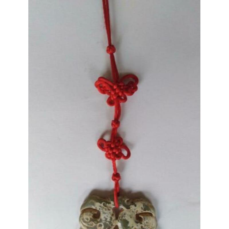 Lange Chinese hanher van Jade, met rood touw