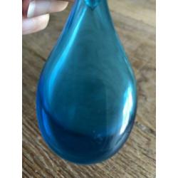 Liggend azuurblauw parfumflesje van geblazen glas