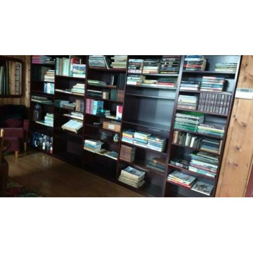 Boekenkast en vitrinekast