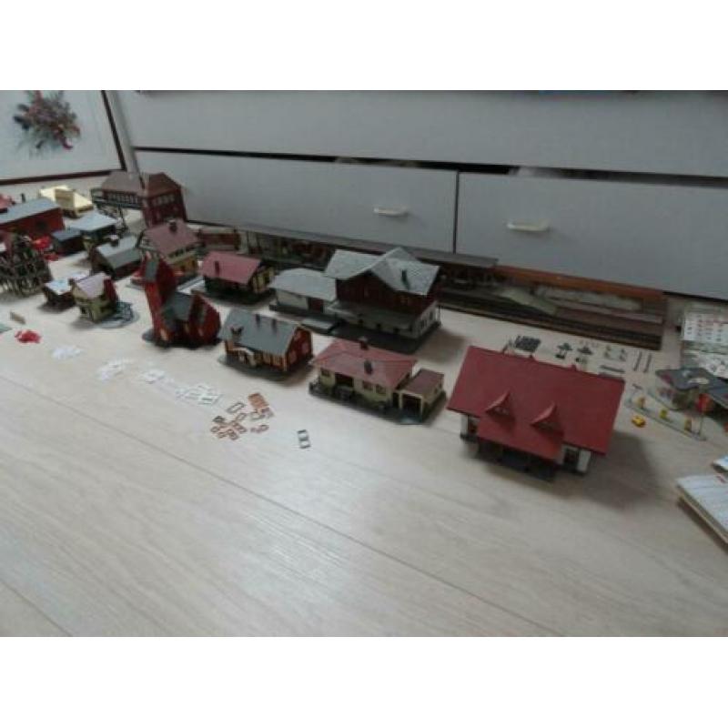 HO modelspoorbouw - huizen en gebouwen - schaal 1:87