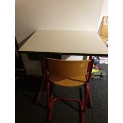 school bureau / tafel
