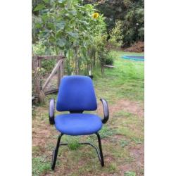 4 kobaltblauwe kantoorstoelen
