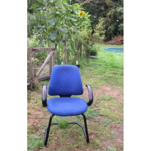 4 kobaltblauwe kantoorstoelen