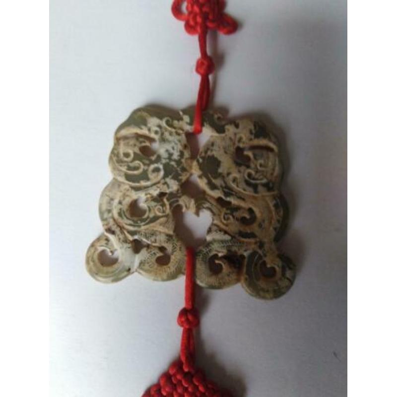 Lange Chinese hanher van Jade, met rood touw