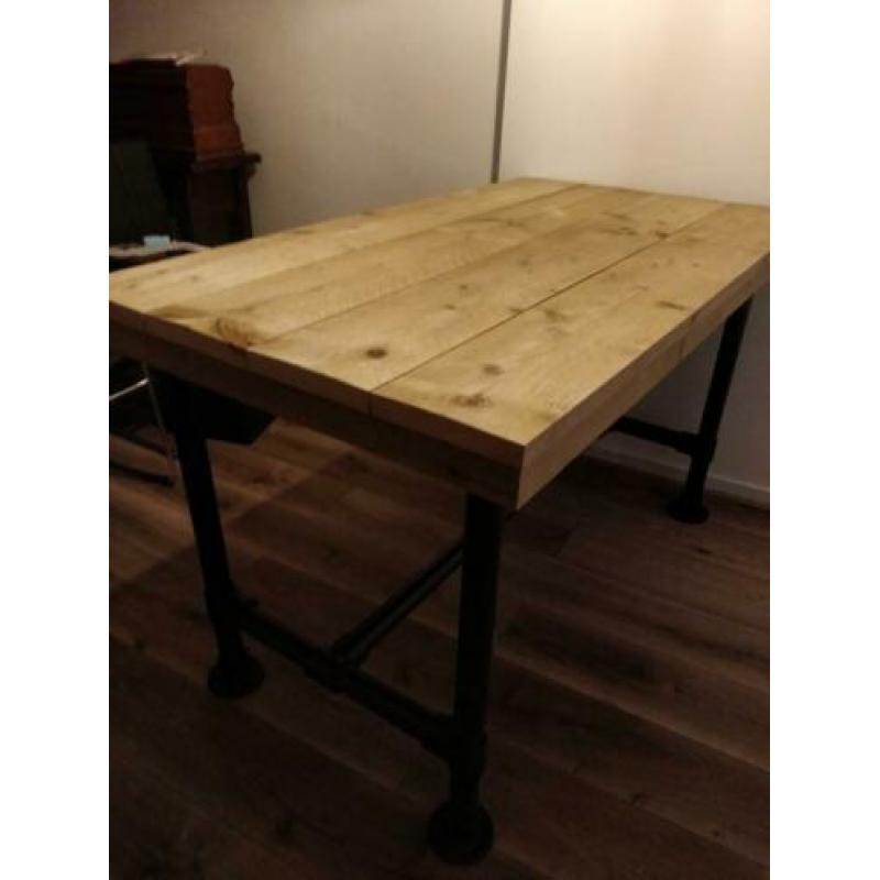 Mooie industriële eettafel
