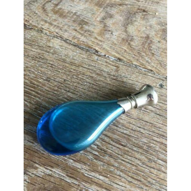 Liggend azuurblauw parfumflesje van geblazen glas
