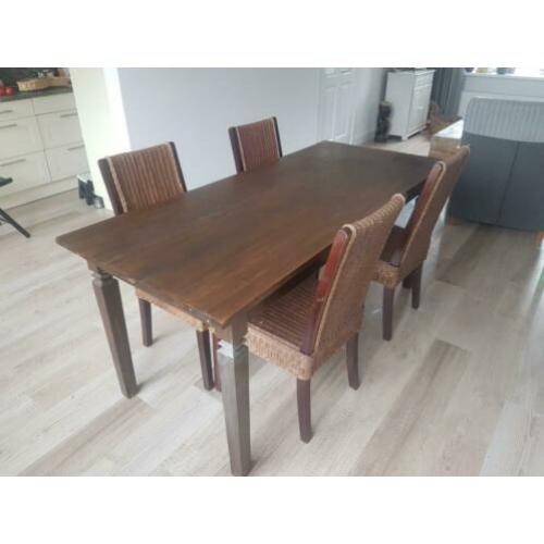 Houten tafel met 4 stoelen