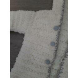 Warm gebreid wit met grijs borg vest jasje maat 80