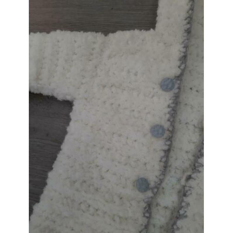 Warm gebreid wit met grijs borg vest jasje maat 80
