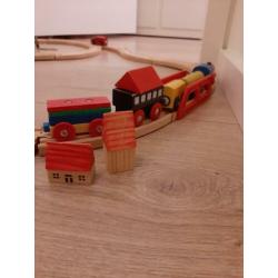 Houten treinbaan met treintjes en toebehoren