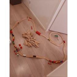 Houten treinbaan met treintjes en toebehoren