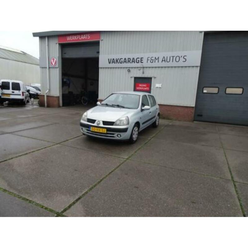 Renault Clio 1.4-16V Privilège (bj 2002, automaat)
