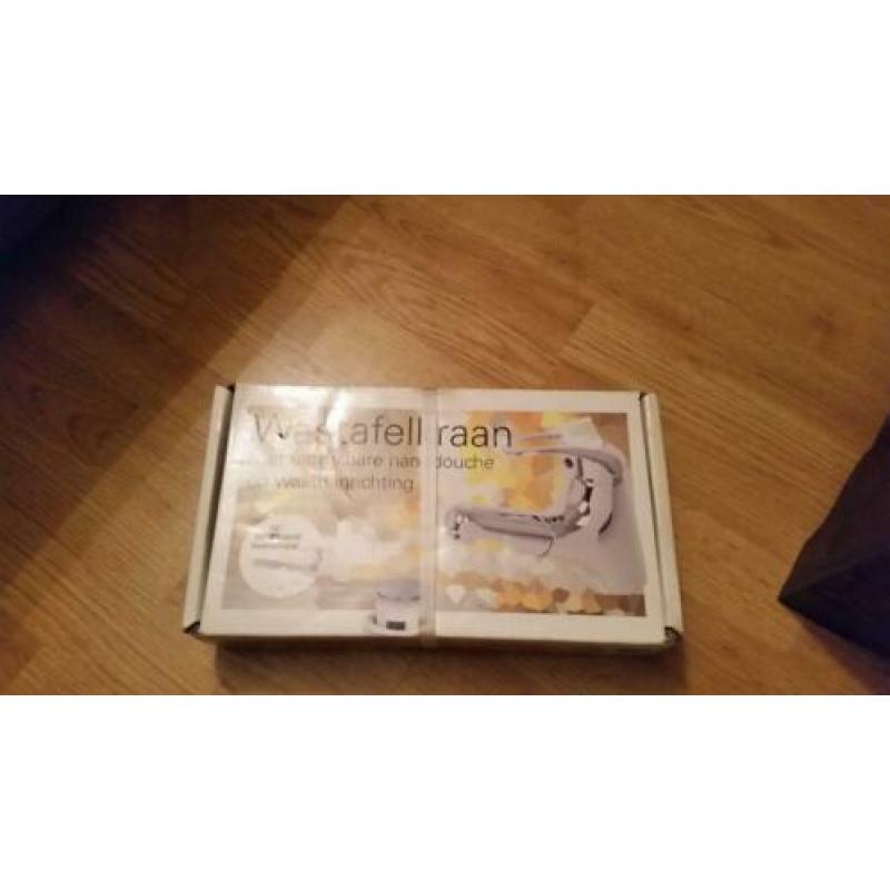 nieuwe wastafelkraan met uittrekbare handdouche