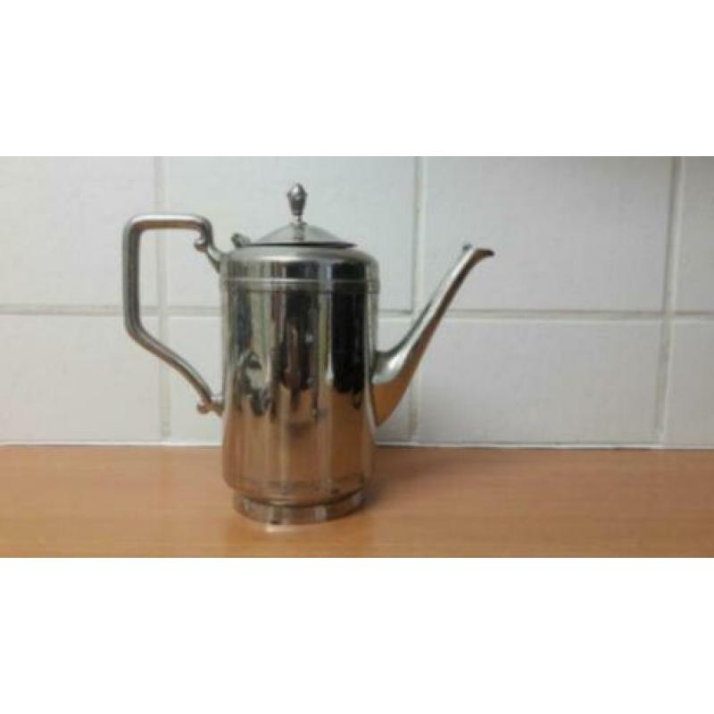 Tinnen koffiepot , melkkannetje en een potje voor suiker