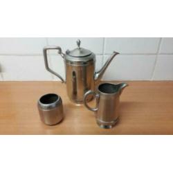 Tinnen koffiepot , melkkannetje en een potje voor suiker