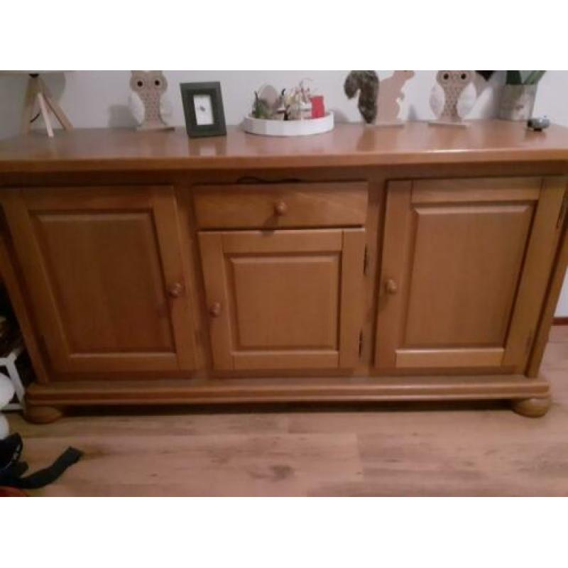 2 eetkamerstoelen en meer meubels (ook los te koop)