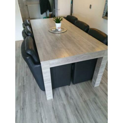 Eettafel en stoelen