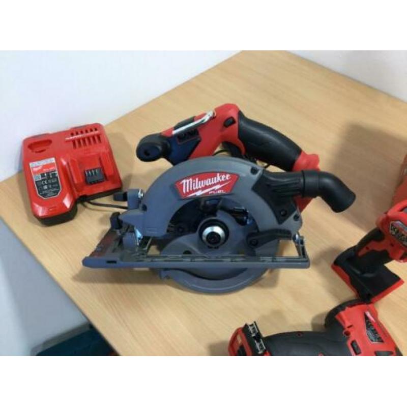 Milwaukee machineset met 5 machines en een lamp