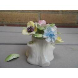 Royal Doulton Bloemenmandje (blaadje afgebroken)