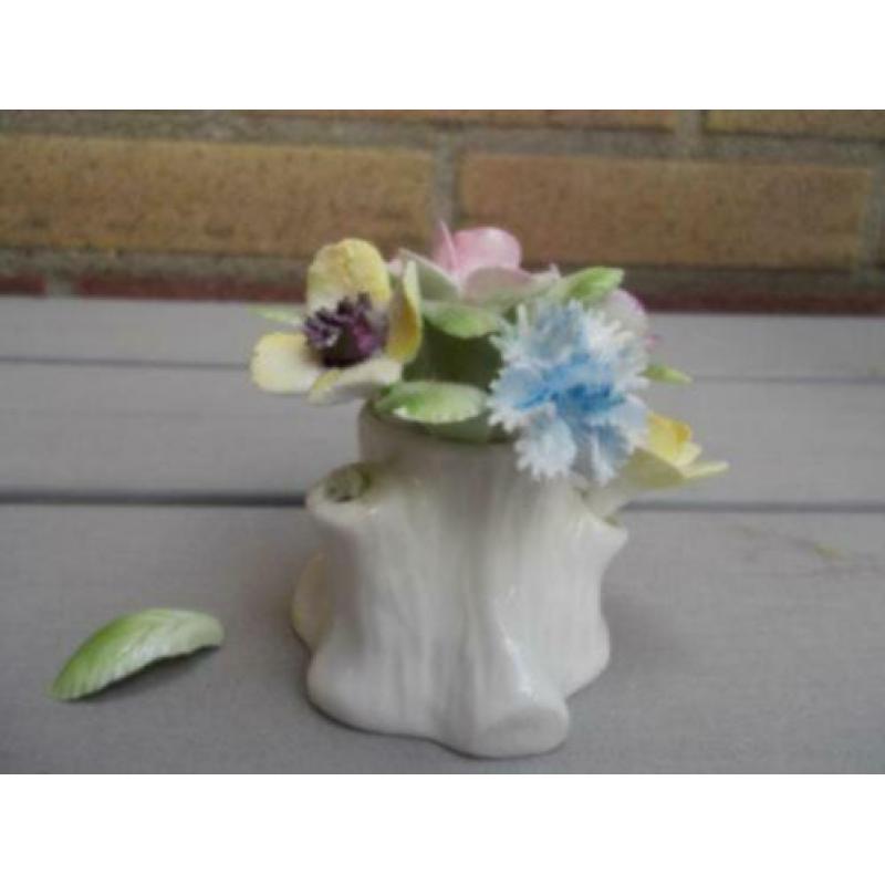 Royal Doulton Bloemenmandje (blaadje afgebroken)