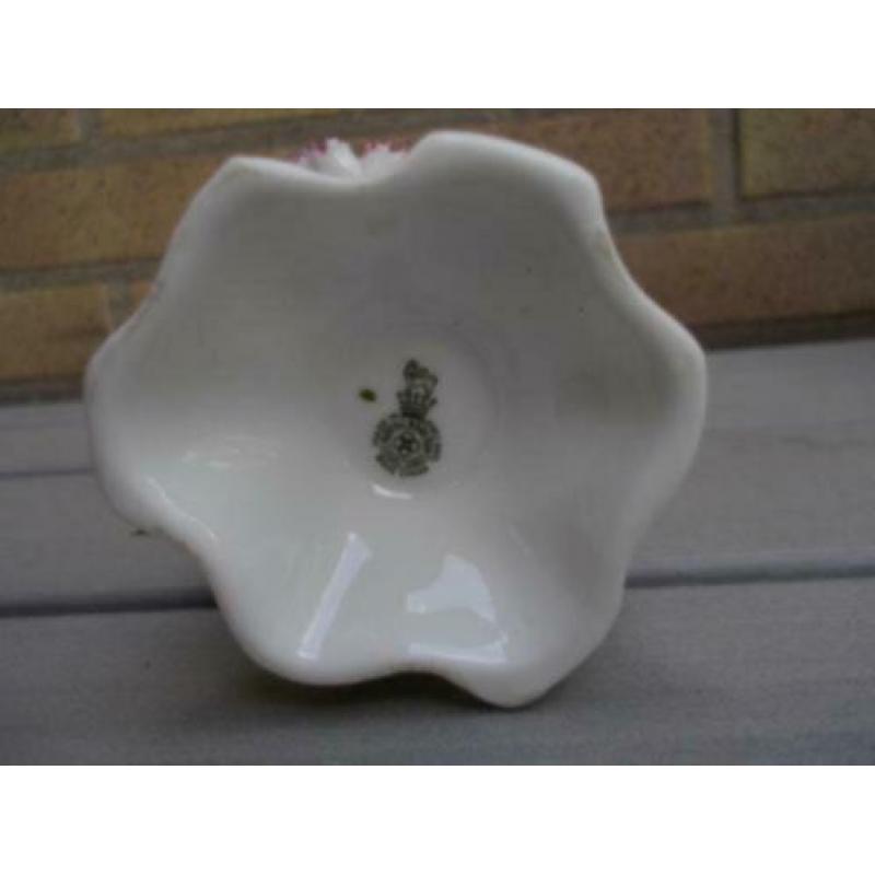 Royal Doulton Bloemenmandje (blaadje afgebroken)