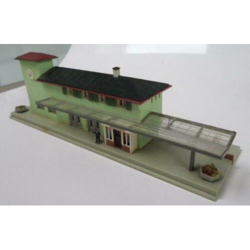 Stationgebouw, stationshal, perrons en loods voor Spoor N