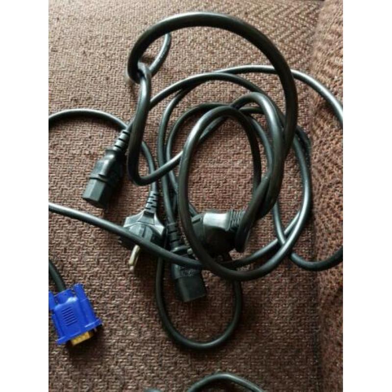Kabels te koop adapters power kabels enz.