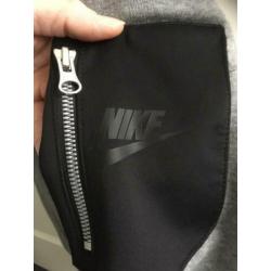 Nike tech fleece, airmax XL boys. 13/15 jaar. 158/170