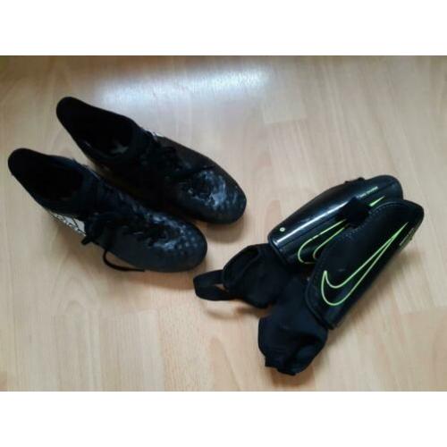 Adidas voetbalschoenen en Nike scheenbeschermers
