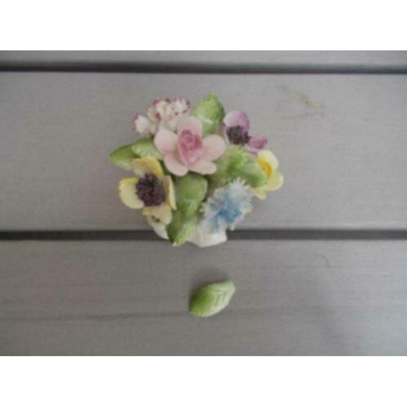 Royal Doulton Bloemenmandje (blaadje afgebroken)