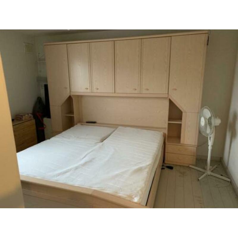 2 persoons bed (1.80 x 2.00) met ombouw