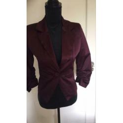 Mooi glanzend donkerrood colbertje mt 38