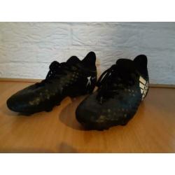 Adidas voetbalschoenen en Nike scheenbeschermers