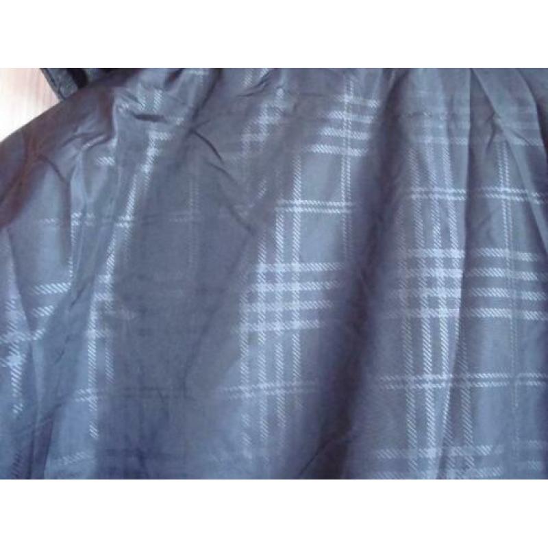 Warme nieuwe zwarte winterjas met een blokje. One size