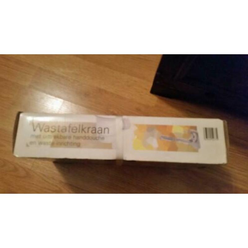 nieuwe wastafelkraan met uittrekbare handdouche