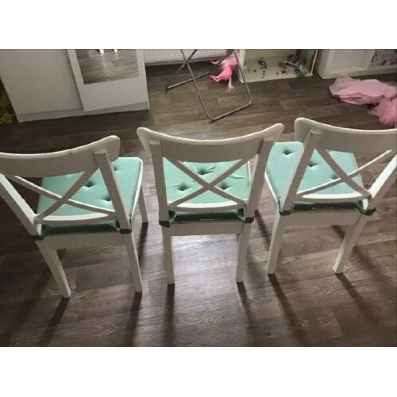 5 eetkamerstoelen en een barkruk. Gratis