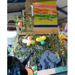 Gekleurd carnavals houten huisje/ Speelhuis buiten