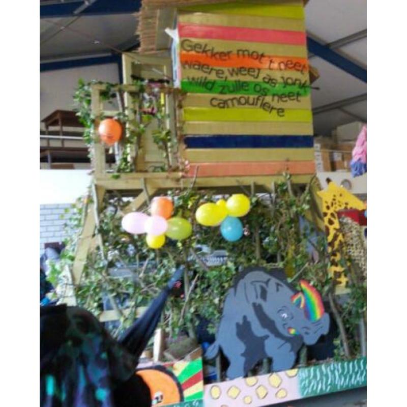 Gekleurd carnavals houten huisje/ Speelhuis buiten