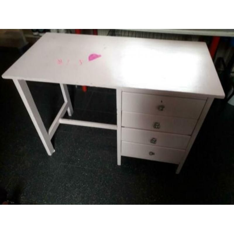 Leuk klein roze bureautje
