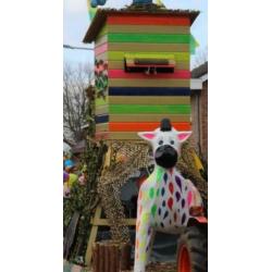 Gekleurd carnavals houten huisje/ Speelhuis buiten